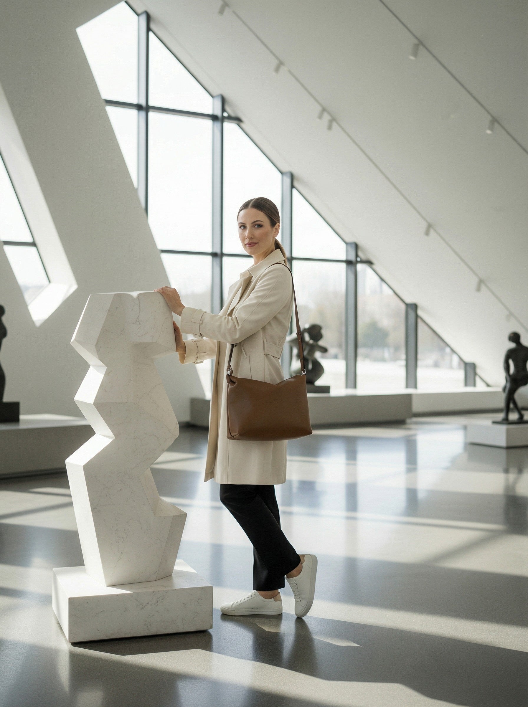 Modern ve İkonik: Taba Rengi The Tote Bag